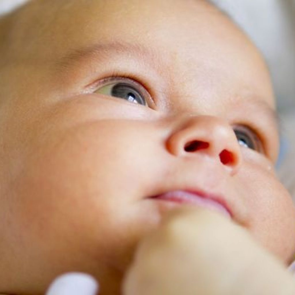 Новорожденный ребенок глазки. Иктеричность склер у новорожденных. Глаза новорожденного. Желтуха у новорожденных глаза. Глаза ребенка при желтухе новорожденного.